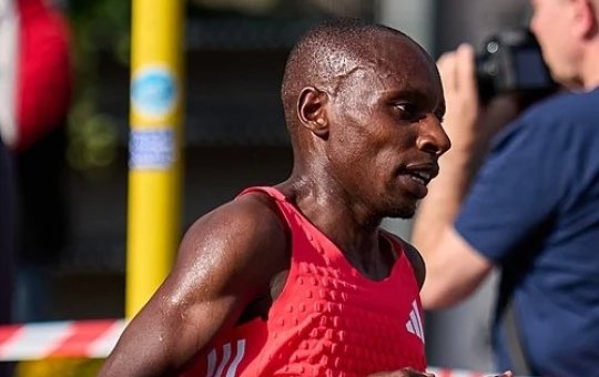 Queniano completa maratona em menos de duas horas e bate recorde mundial