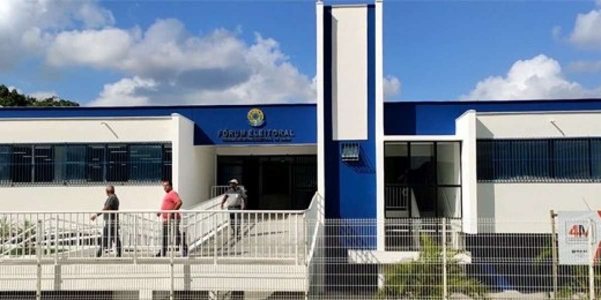 Homem é morto após esfaquear segurança e ser baleado no Fórum Eleitoral de Camaçari