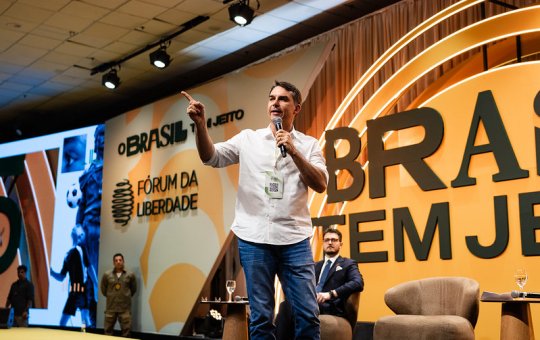 Flávio Bolsonaro critica atuação de Lula no agronegócio: 'Governo preocupado em pisar e asfixiar o agro'