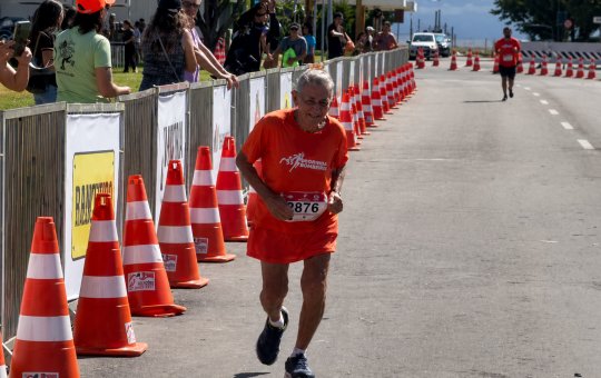 Aos 78 anos, Dona Orfélia completa meia maratona, emociona nas redes e insipira