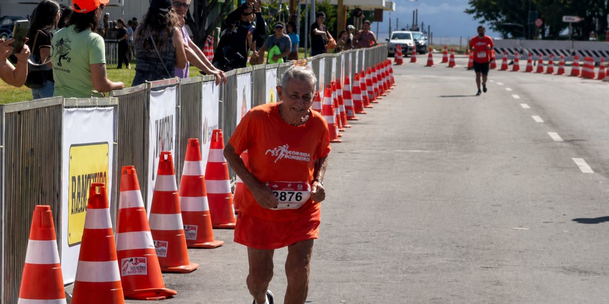 Aos 78 anos, Dona Orfélia completa meia maratona, emociona nas redes e insipira