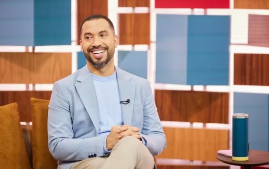 Gil do Vigor comenta como foi voltar a frequentar igreja após se assumir gay no BBB: 'Comecei a marcar encontro com meninas'