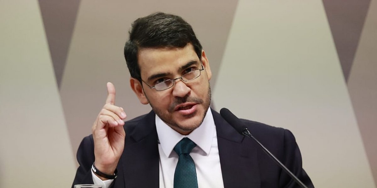 Jorge Messias tem nome aprovado na CCJ e avança em processo no Senado