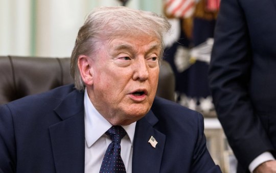 Trump afirma que não pretende reabrir Ormuz até o Irã negociar programa nuclear