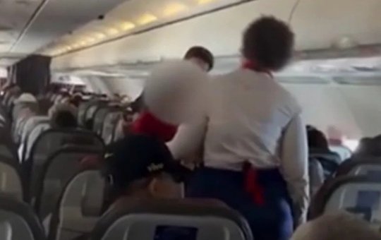 Pastora mirim é interrompida após pregação durante voo e vídeo viraliza