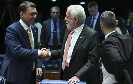 Jaques Wagner é flagrado conversando com Flávio Bolsonaro após rejeição de Messias no Senado