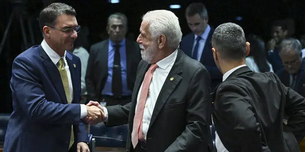 Jaques Wagner é flagrado conversando com Flávio Bolsonaro após rejeição de Messias no Senado