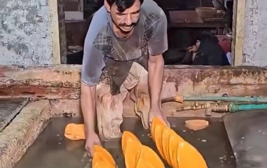 Impressionante! Vídeo revela como artesãos do Paquistão fazem bolas de futebol à mão