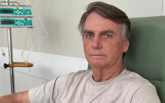 Bolsonaro passa por cirurgia no ombro em Brasília; procedimento ocorre sem intercorrências