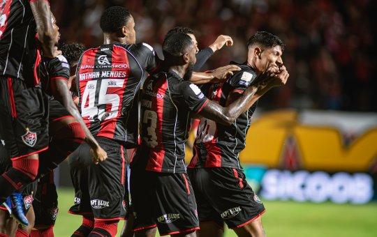 Goleada no Barradão: Vitória atropela o Coritiba e vence por 4 a 1