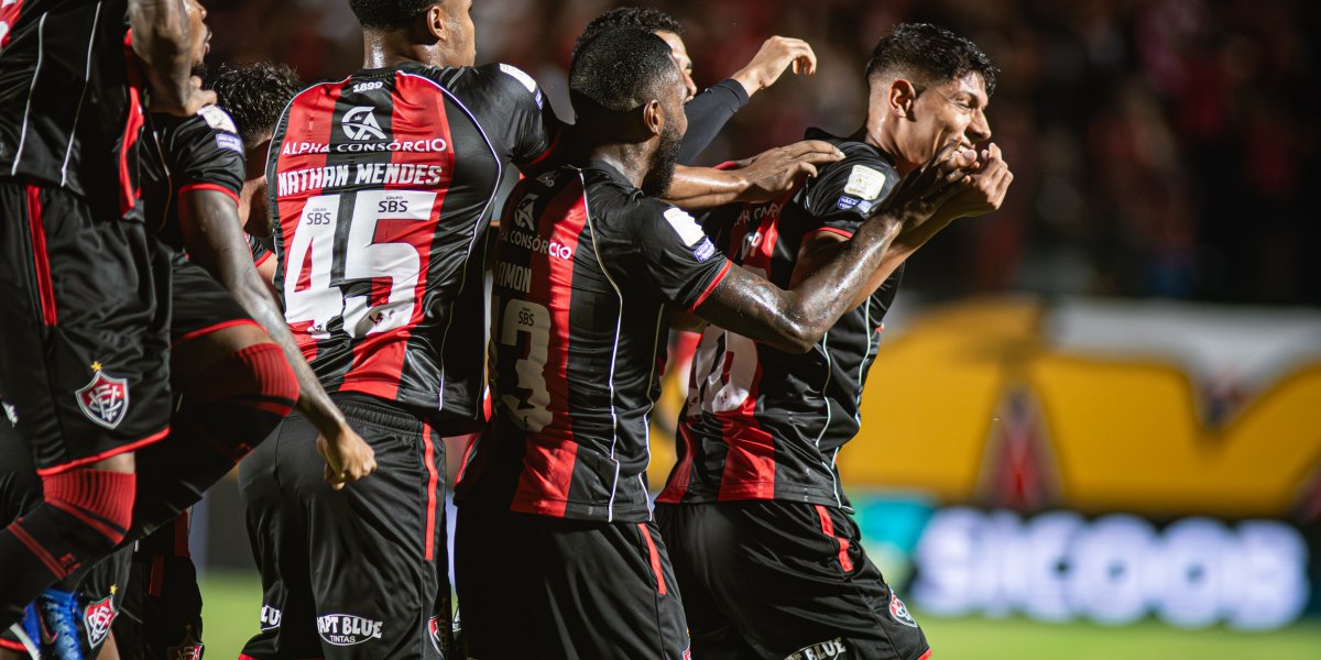 Goleada no Barradão: Vitória atropela o Coritiba e vence por 4 a 1