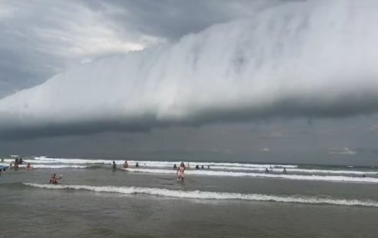Nuvem com formato de 'Tsunami' assusta banhistas do litoral paulista