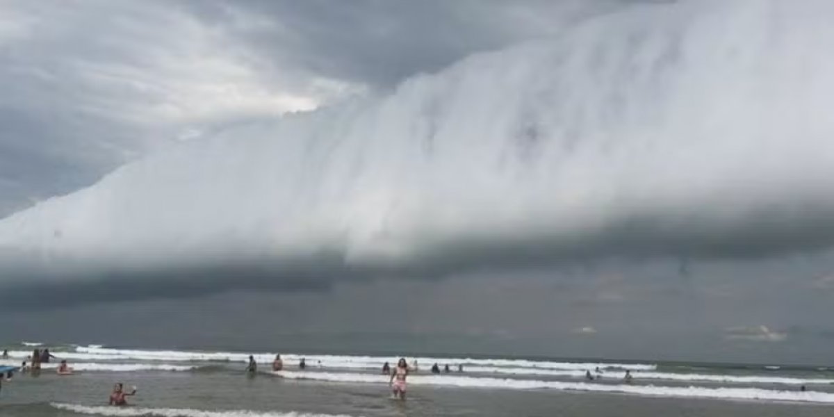 Nuvem com formato de 'Tsunami' assusta banhistas do litoral paulista