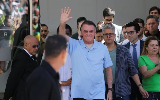 Bolsonaro recebe alta após cirurgia no ombro e seguirá em prisão domiciliar