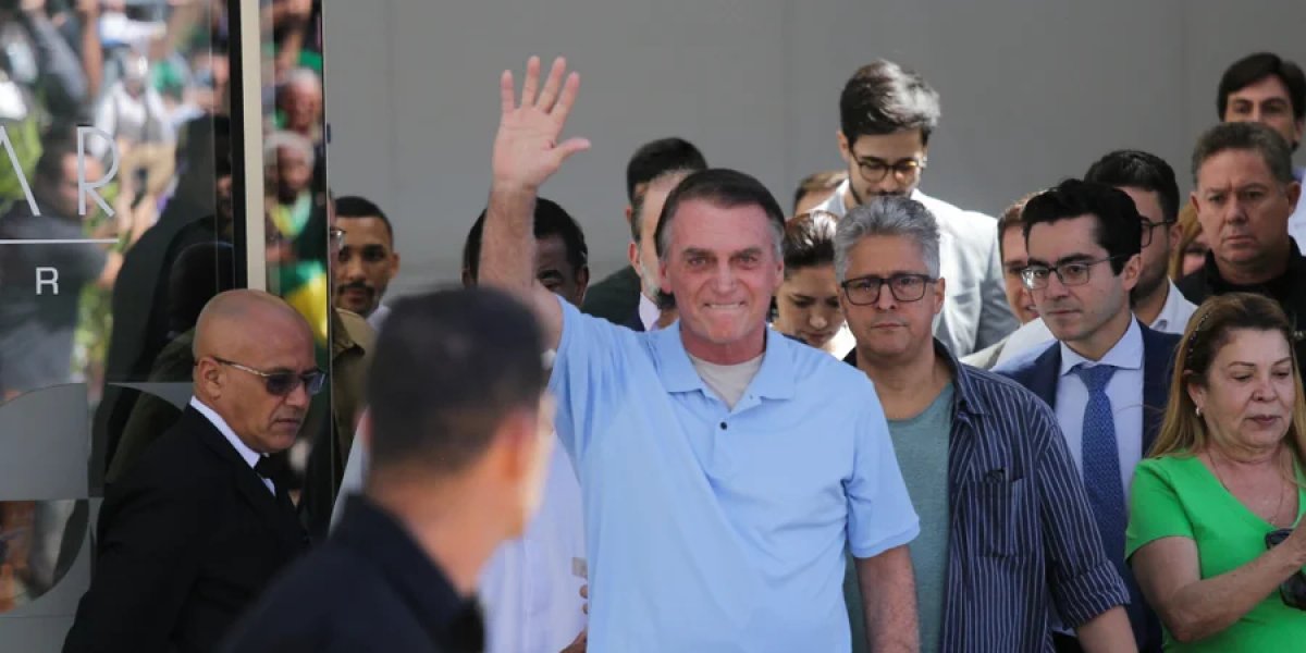 Bolsonaro recebe alta após cirurgia no ombro e seguirá em prisão domiciliar