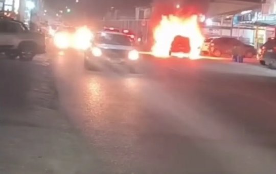 Carro pega fogo em Stella Maris, deixa rua parcialmente interditada e assusta moradores