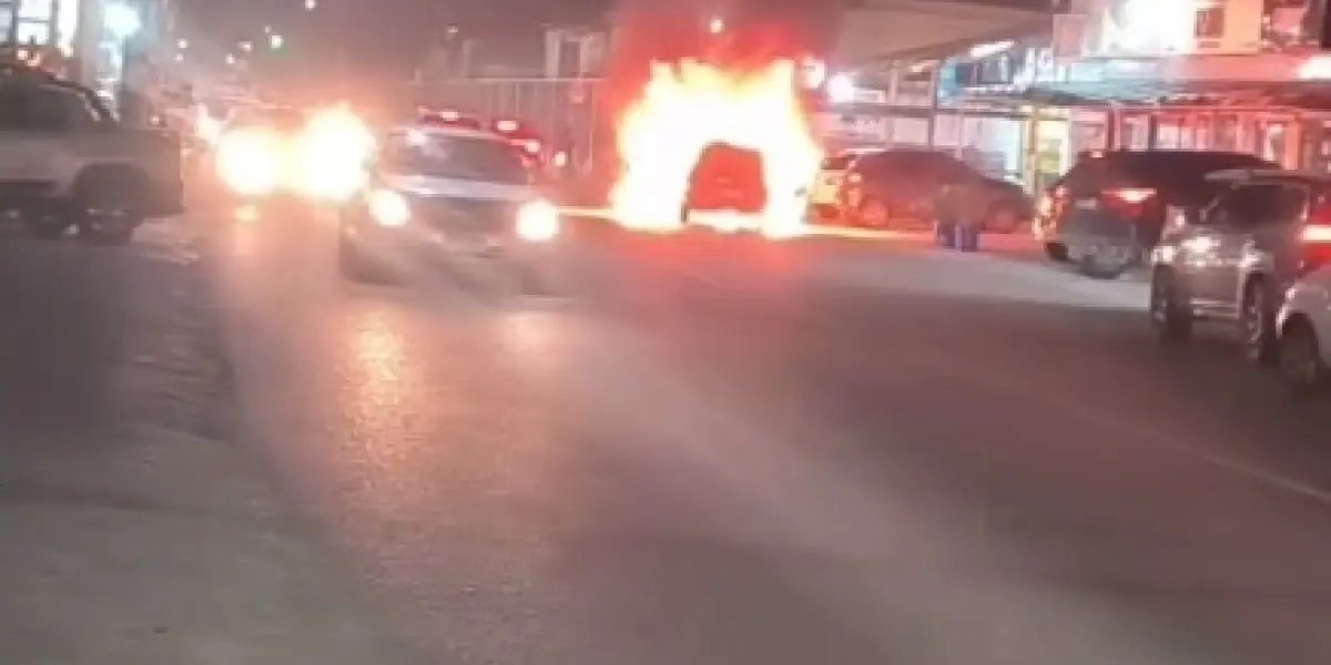 Carro pega fogo em Stella Maris, deixa rua parcialmente interditada e assusta moradores