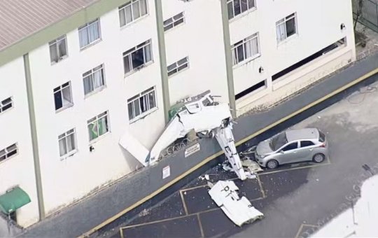 Avião cai e atinge prédio em Belo Horizonte; câmera mostra momento do acidente