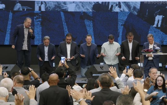 Silas Malafaia convida políticos para oração e faz aceno em apoio a Flávio Bolsonaro
