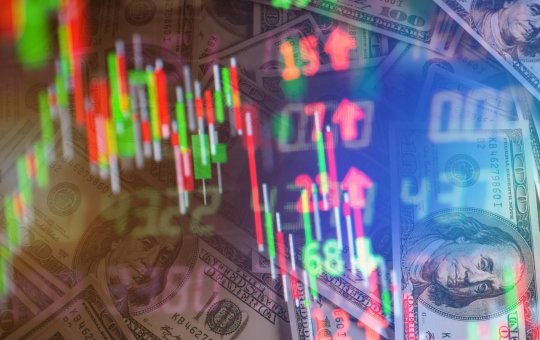 Ibovespa cai e dólar sobe para R$ 4,96 em dia de tensão global