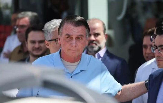  Bolsonaro pede autorização a Moraes para entrada de cozinheira na residência
