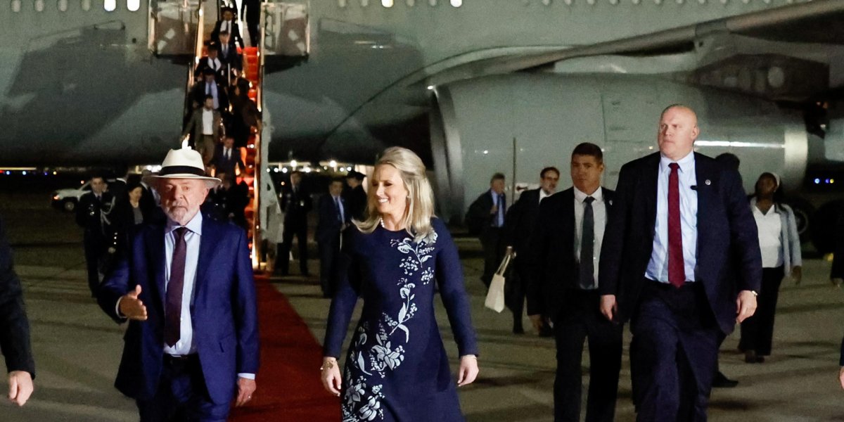 Lula chega aos Estados Unidos para reunião com Trump e é recebido com tapete vermelho