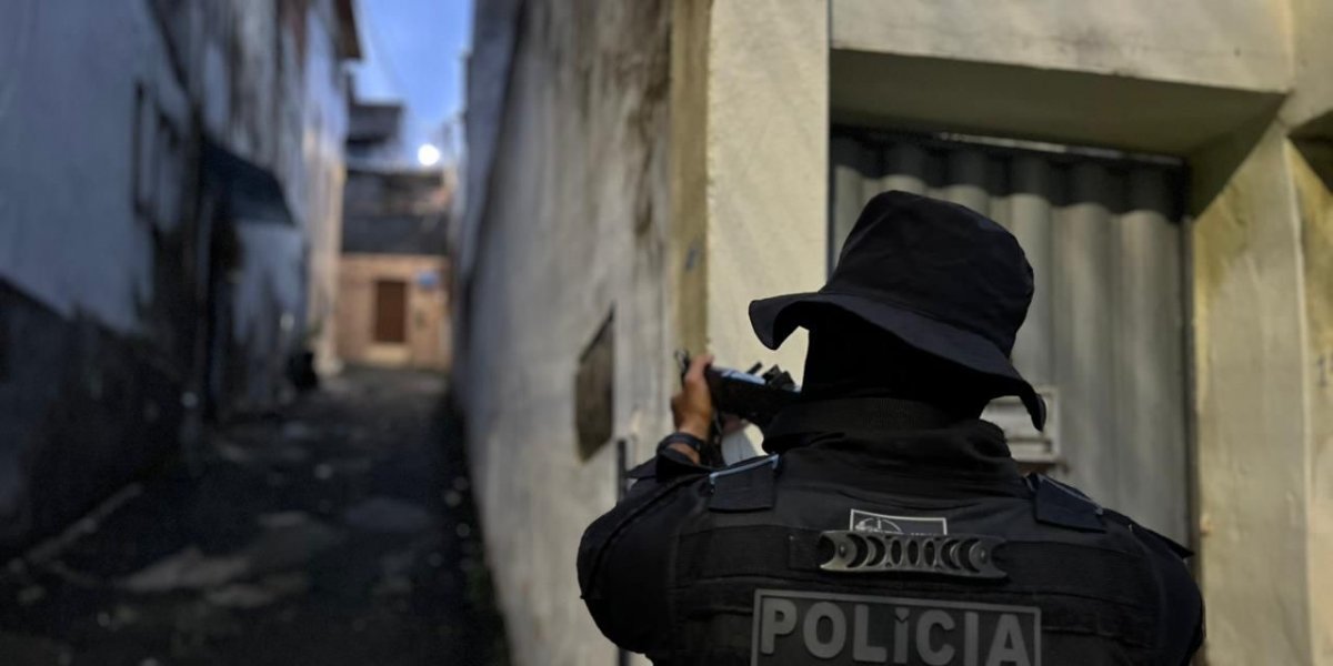 Polícia deflagra operação no Nordeste de Amaralina e mira facção criminosa em Salvador