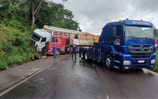 Colisão entre caminhões trava BR-324 e gera 14 km de engarrafamento