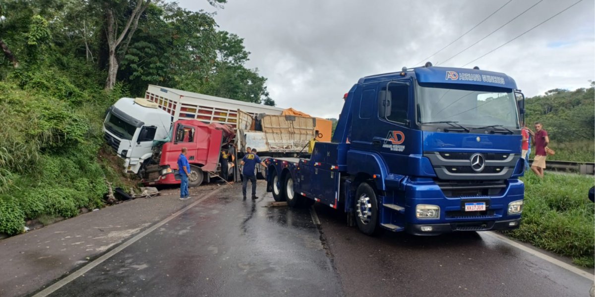 Colisão entre caminhões trava BR-324 e gera 14 km de engarrafamento