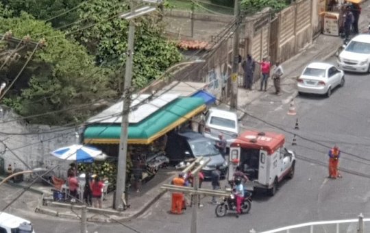 Motorista de táxi perde o controle e derruba barraca de frutas em Armação