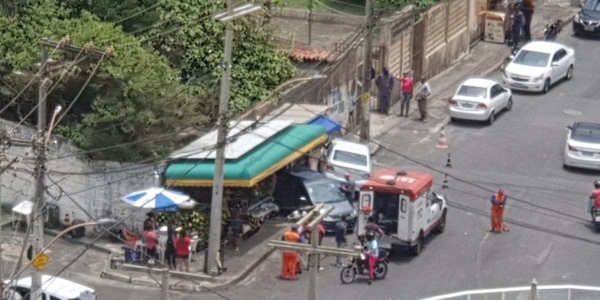 Motorista de táxi perde o controle e derruba barraca de frutas em Armação