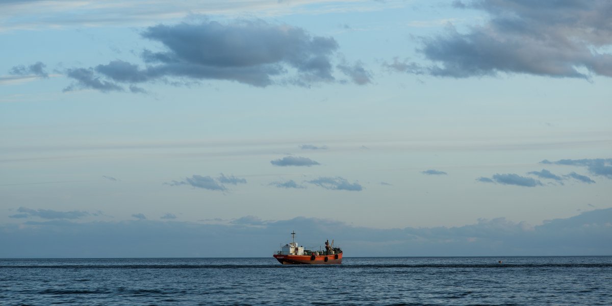 Navio mercante navega pelo Estreito de Ormuz em meio às tensões na região