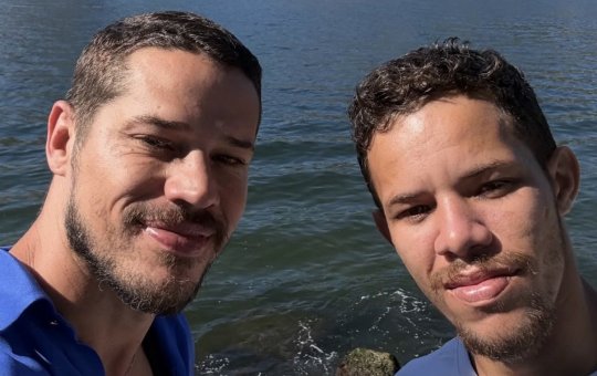José Loreto conhece ‘irmão gêmeo’ viral da internet e leva jovem para pré-estreia no Rio