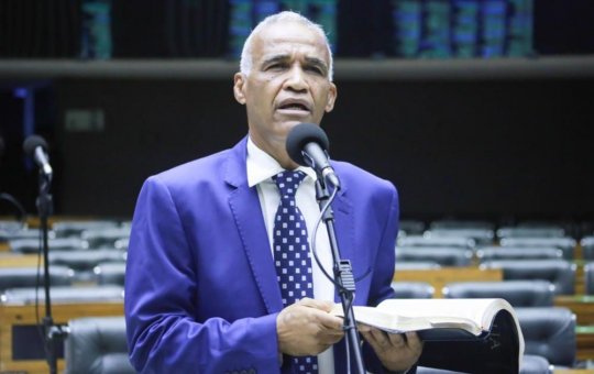 Pastor Isidório apresenta projeto para restringir uso de banheiro feminino por pessoas trans