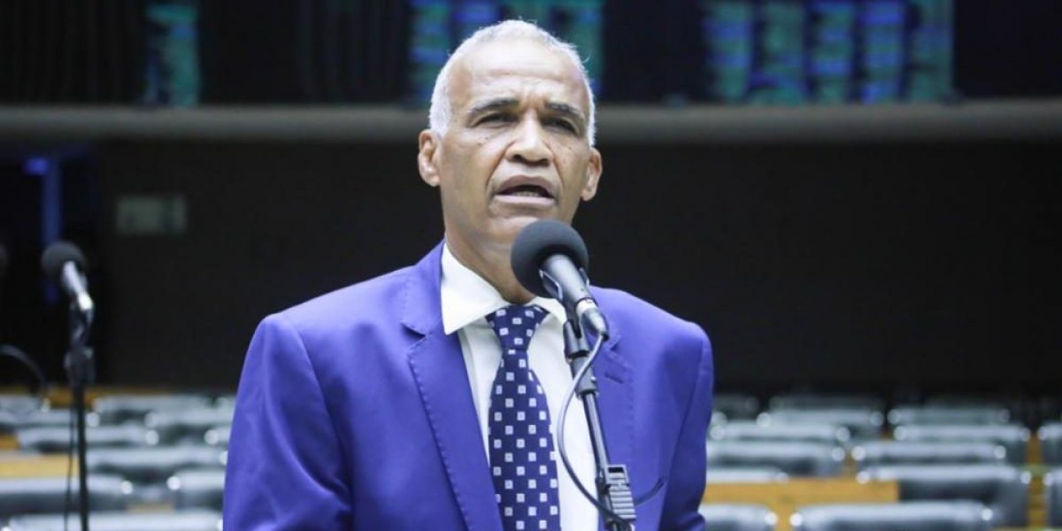 Pastor Isidório apresenta projeto para restringir uso de banheiro feminino por pessoas trans
