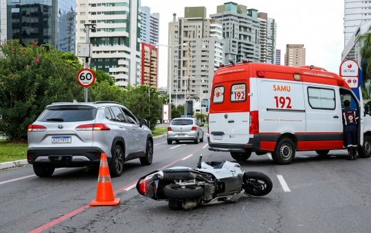 Mulher morre após sofrer acidente de motocicleta na Avenida Magalhães Neto, em Salvador