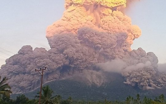 Vulcão entra em erupção na Indonésia e deixa mortos; turistas estão desaparecidos