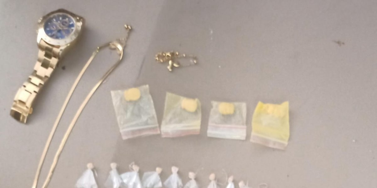 Mulher é presa por tráfico de drogas em Cajazeiras VIII durante ação do BPEO em Salvador
