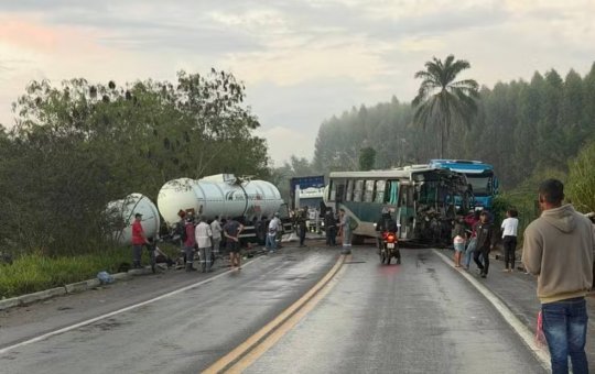Acidente na BR-101 deixa motorista de carreta morto em colisão com ônibus 