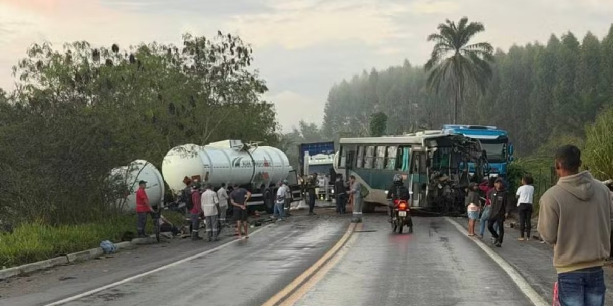 Carreta e ônibus colidem na BR-101, em Nova Viçosa, com um morto e feridos