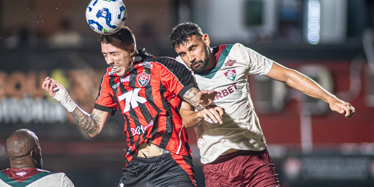 Renzo López disputa bola