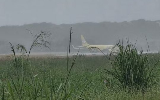 Avião cargueiro sai da pista após pouso no aeroporto de Salvador
