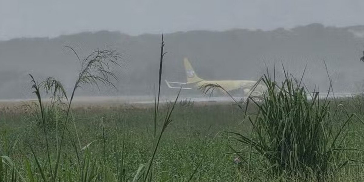 Avião cargueiro sai da pista após pouso no aeroporto de Salvador