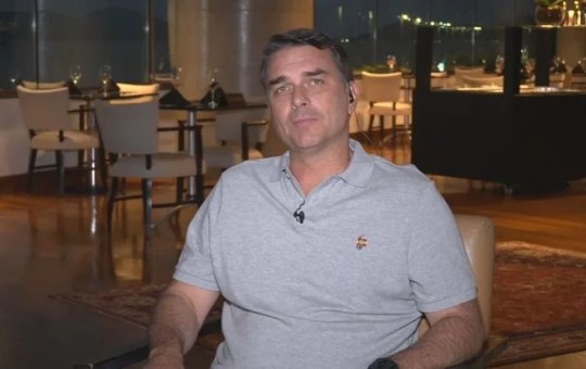 Flávio diz que pai pode ter cargo em eventual governo e fala em levá-lo à posse: ‘suba a rampa do Planalto comigo’
