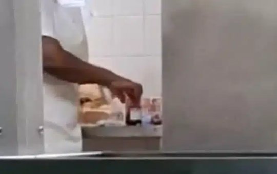 Funcionária é demitida após ser flagrada passando geleia com os dedos em pães de hospital