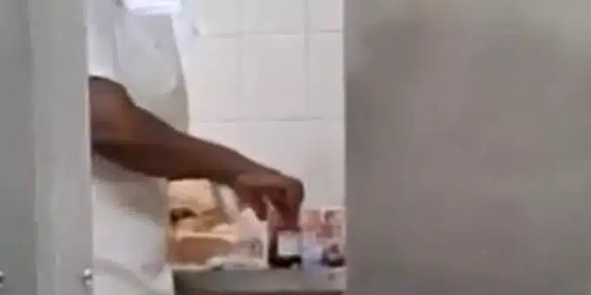 Funcionária é demitida após ser flagrada passando geleia com os dedos em pães de hospital
