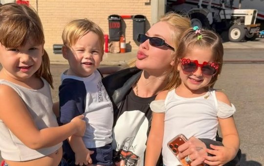Virginia se emociona ao ser surpreendida pelos filhos com homenagem de Dia das Mães