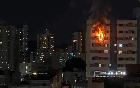 Incêndio atinge apartamento em Brotas e assusta moradores na madrugada