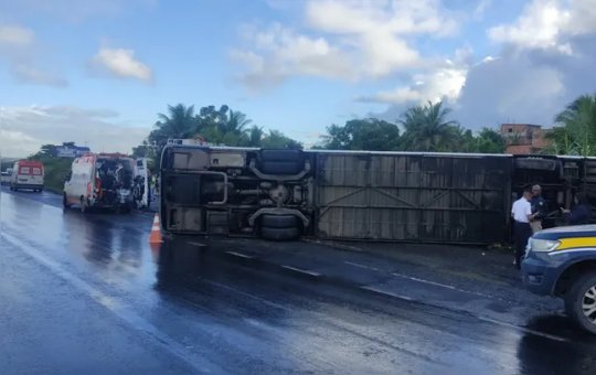 Ônibus tomba na BR-324 em Simões Filho e deixa um morto e vários feridos
