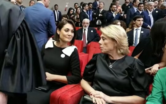 Michele Bolsonaro e Viviane de Moraes sentam-se lado a lado no TSE